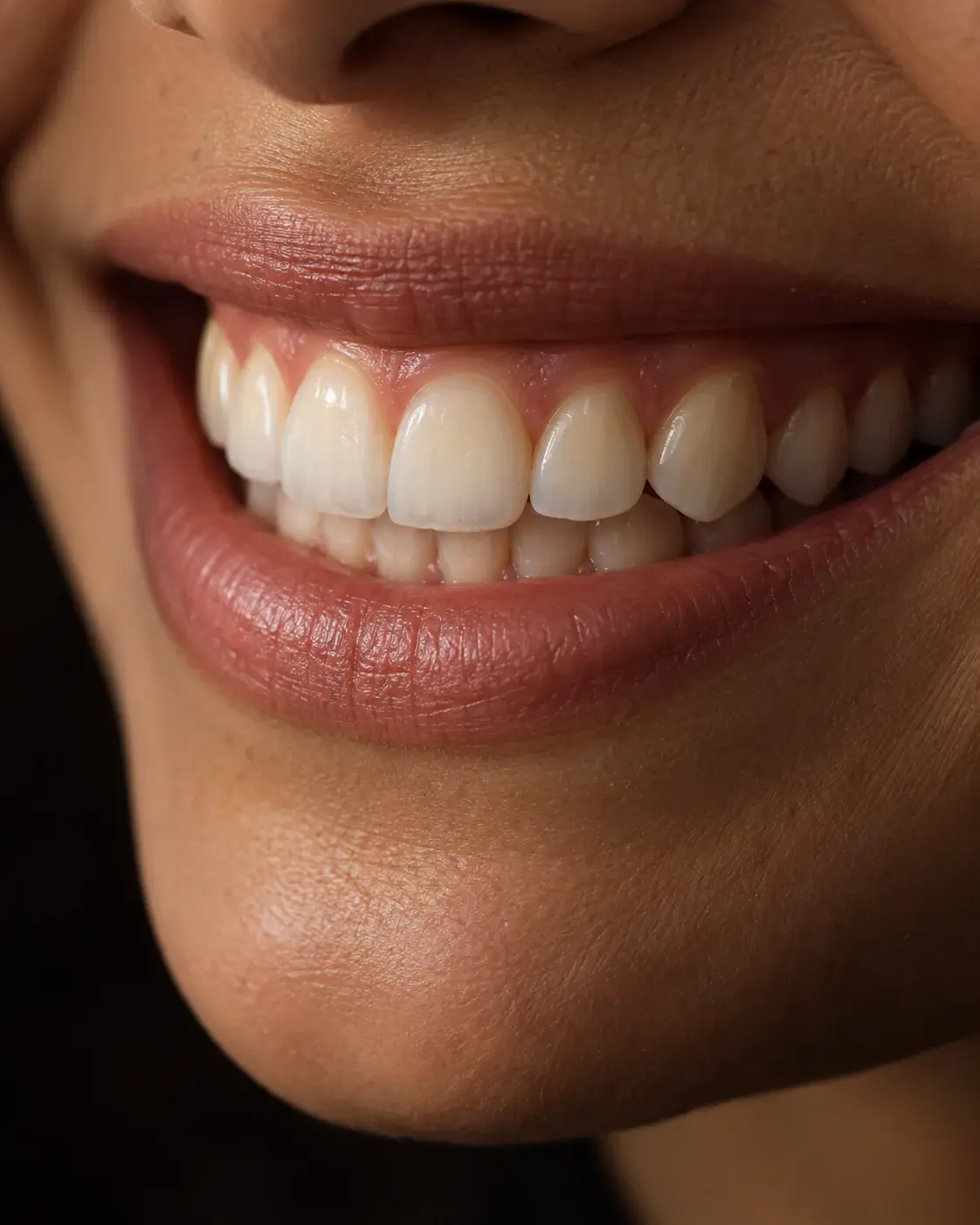 Primer plano de una sonrisa con encías sanas y dientes naturales