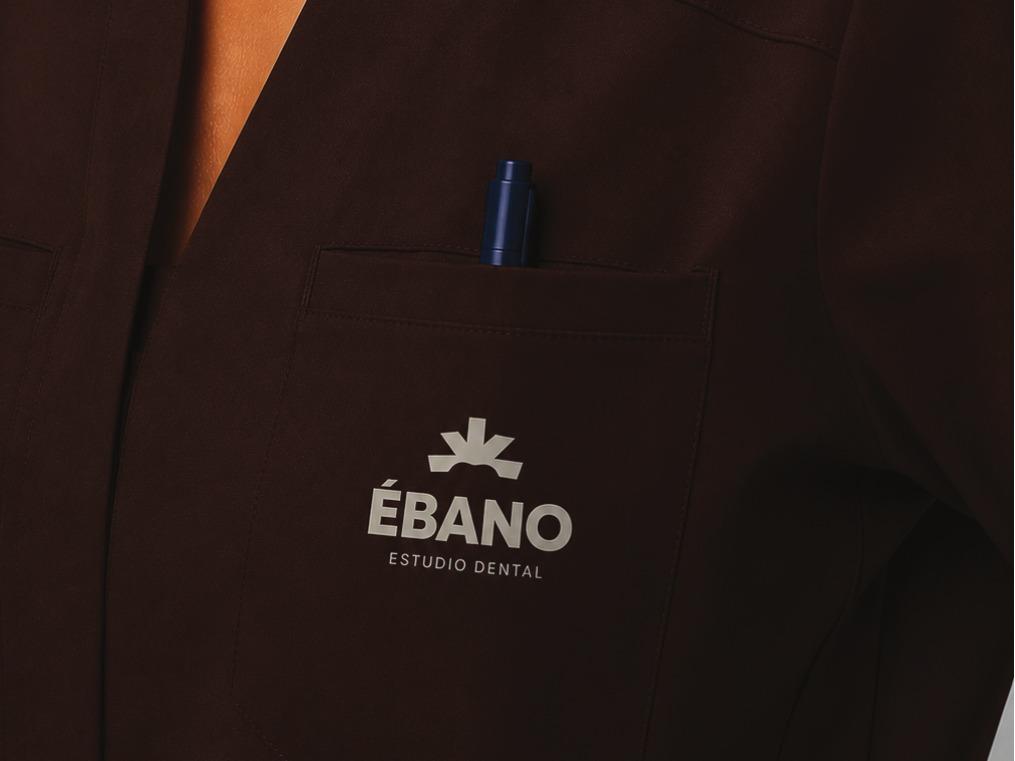 Uniforme color ébano con el logo de Ébano Estudio Dental bordado