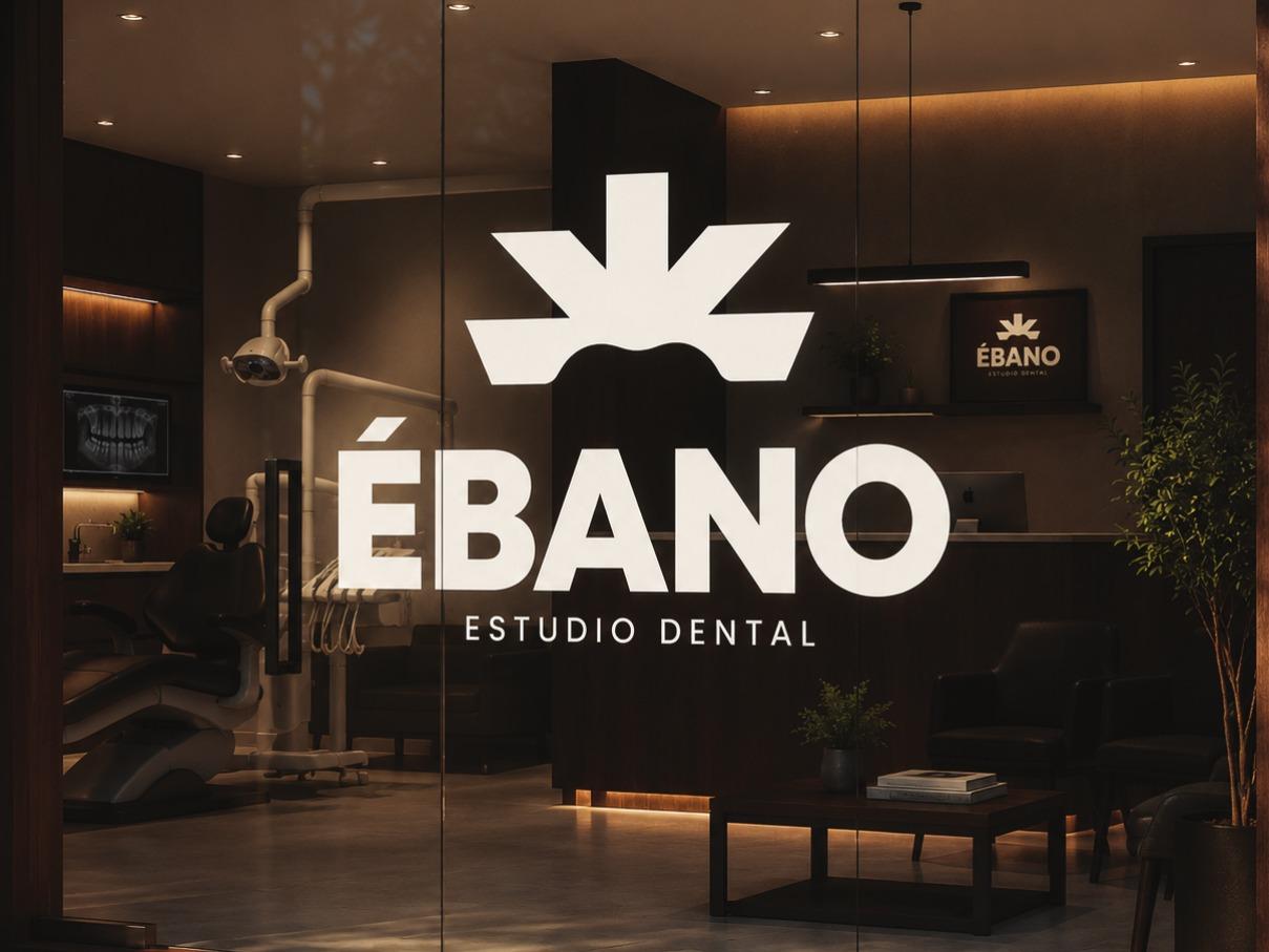 Vitrina de Ébano Estudio Dental con el logo principal rotulado en el cristal